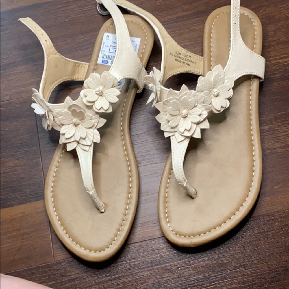 Cream flower sandals